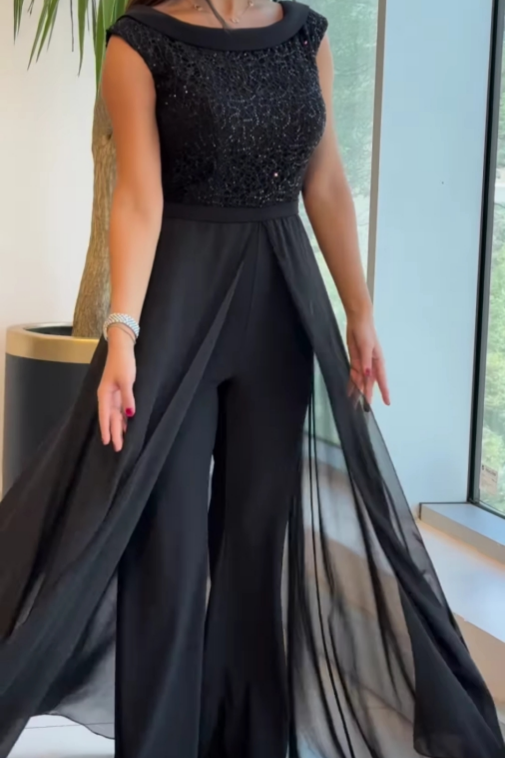 LOUNA – Stilig ermeløs jumpsuit