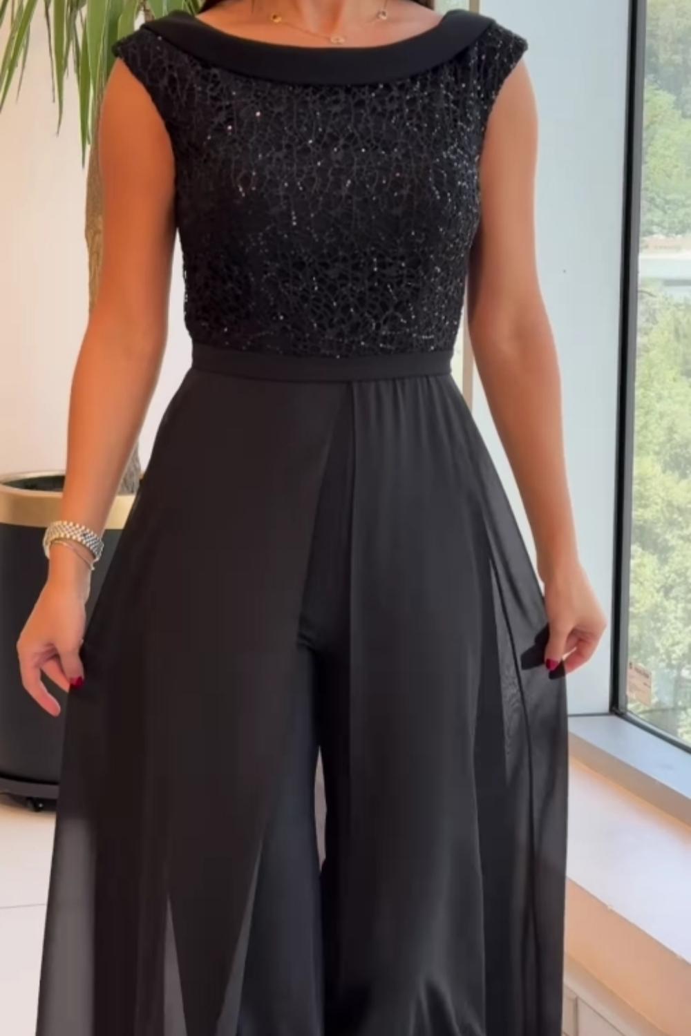 LOUNA – Stilig ermeløs jumpsuit
